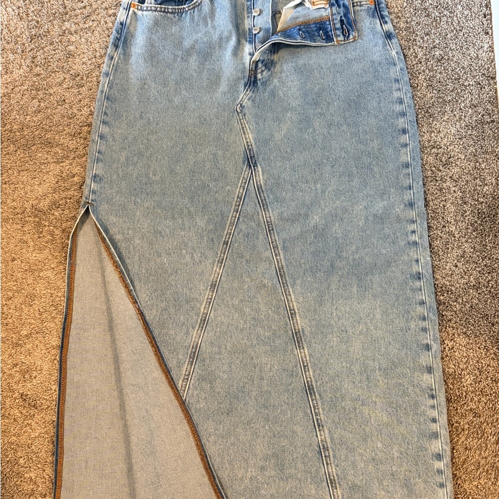 Levi’s Women’s Denim Maxi Skirt Size 29 – Light Wash